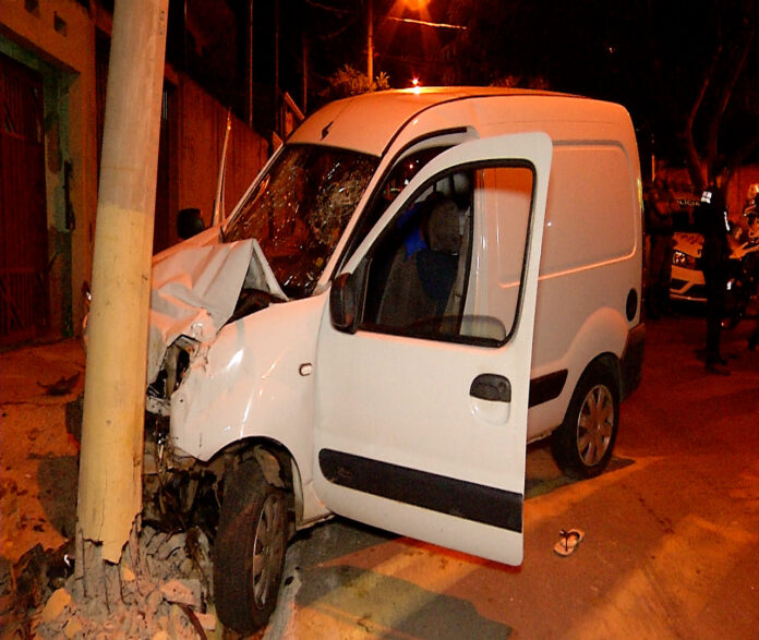Dupla rouba carro de idoso e bate em outro veículo na fuga
