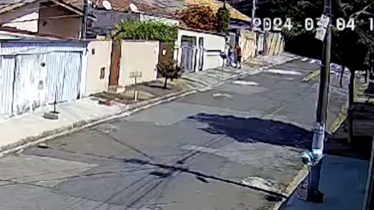 Uma das vítimas é uma senhora de 70 anos. Ação foi gravada por câmeras de segurança.