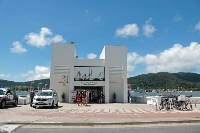 Ponte da Ponta da Praia faz sucesso após revitalização