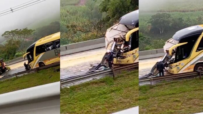 Acidente envolve dois ônibus na madrugada