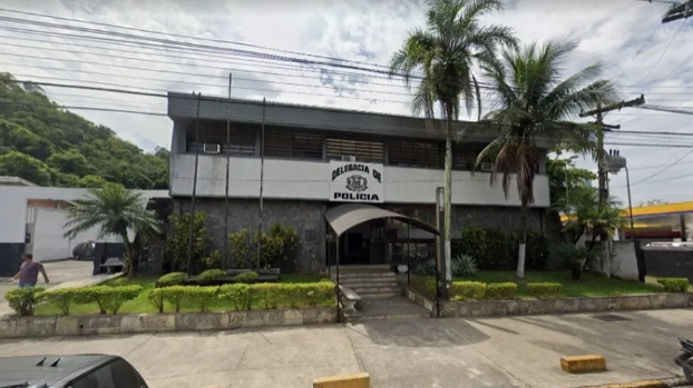 Trio abandona carro roubado após confronto com a polícia