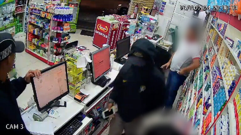 Dupla rouba farmácia e pega celulares de funcionários