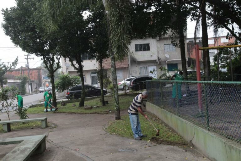 Bala perdida atinge mulher na cabeça durante confronto de policiais e bandidos em Santos