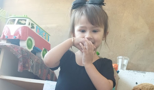 Criança de 3 anos é morta por mãe e padrasto: “morreu de tanto apanhar”, diz polícia