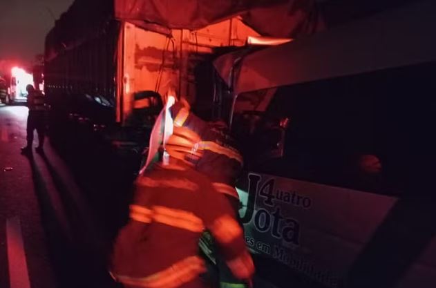 Van colide em carreta e passageiro morre em Praia Grande