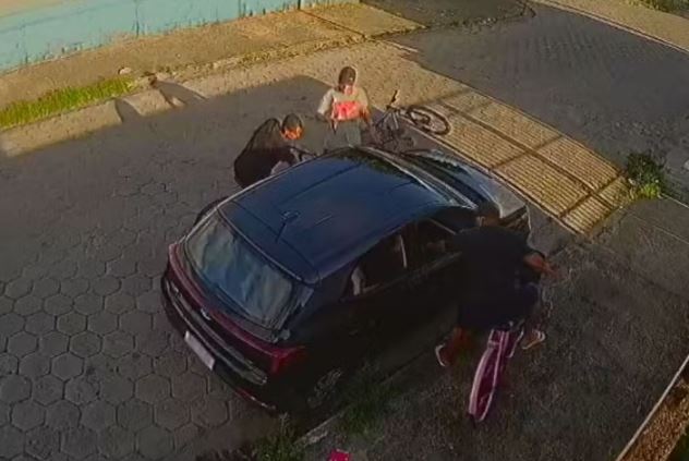 Família é assaltada dentro de um carro em São Vicente