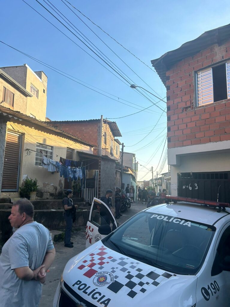 Segundo a Polícia Militar, vítima foi esfaqueada no pescoço na Vila Brandina em Campinas.