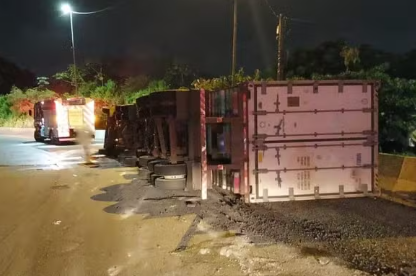 Páscoa triste…… Carreta com 25 toneladas de chocolate tomba na Rodovia Cônego Domênico Rangoni em Guarujá