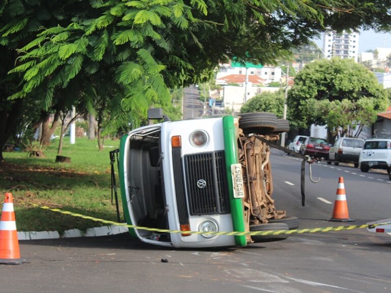 VÍDEO: Kombi tomba em acidente envolvendo patrão e funcionária de supermercado