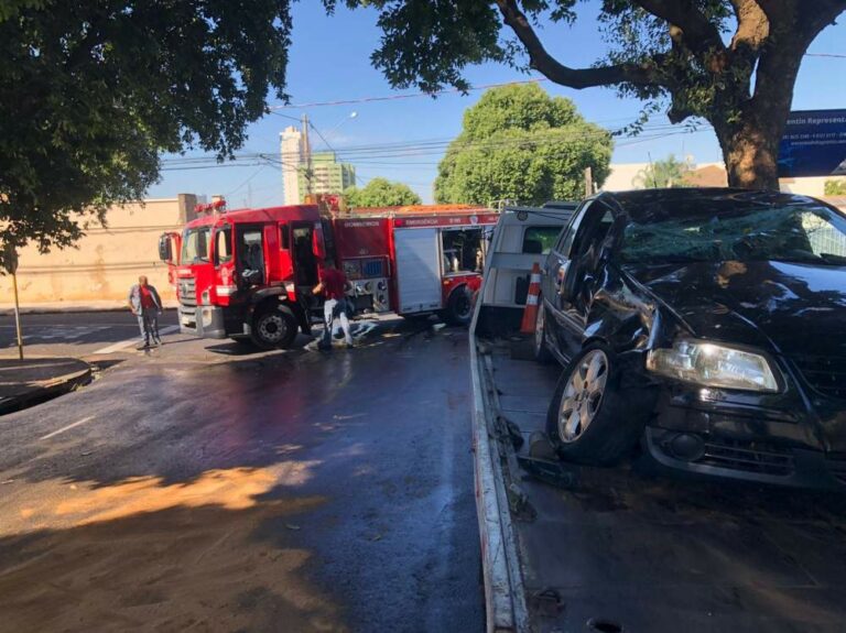 Acidente entre carros causa capotamento e interdição na Rua Torres Homem