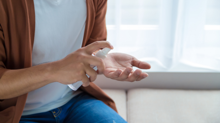 Álcool líquido 70% é proibido pela ANVISA: saiba o que usar no lugar