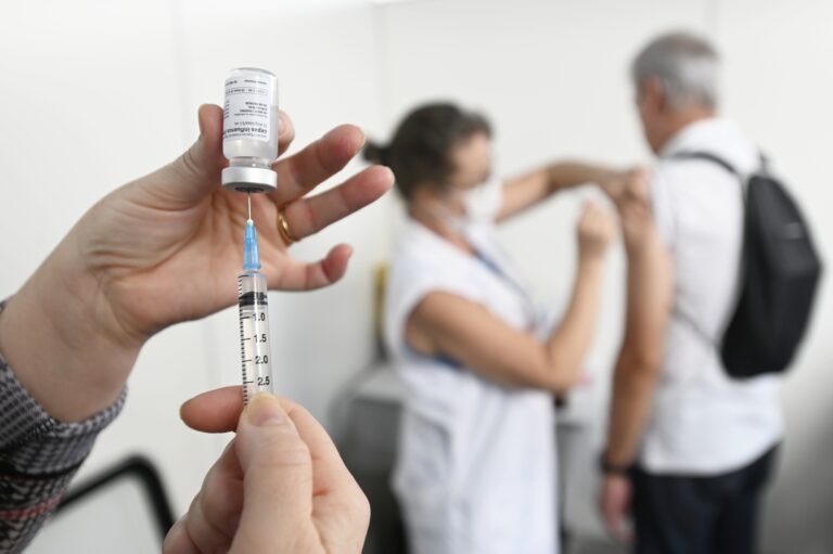 Sintomas de dengue: dez centros de saúde abrem neste sábado para ampliar assistência