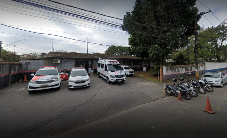 Homem invade base da PM, tenta esfaquear agente e é morto em Guarujá