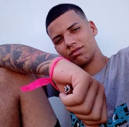 Homem é executado a tiros em frente a uma barbearia