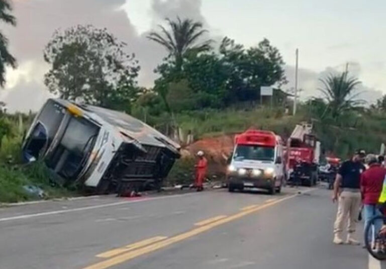 Acidente com ônibus de turismo deixa 8 mortos e 23 feridos na Bahia