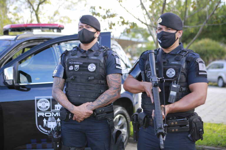 Homem aponta arma para guardas municipais e é morto