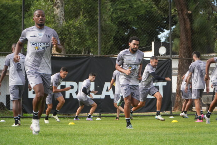 A direita, Lucas Bochecha, reforço que veio da Inter de Limeira, chega a Ponte Preta para a disputa da Série B. Foto: Foto: Alberto Nucci / PontePress