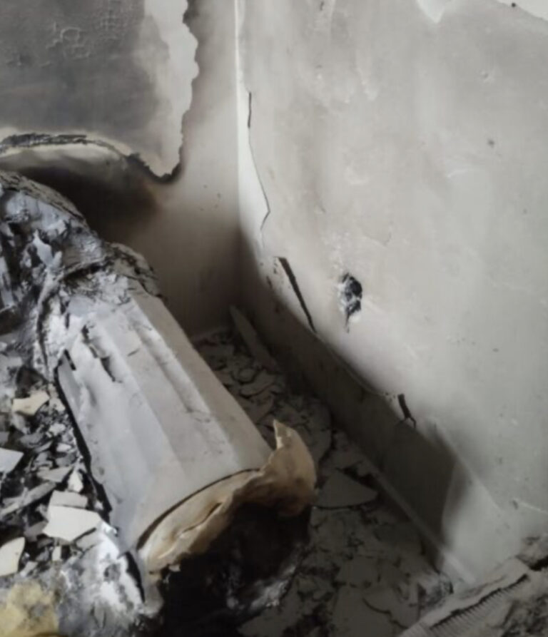 Imóvel pega fogo e homem fica ferido após explosão de celular na região 