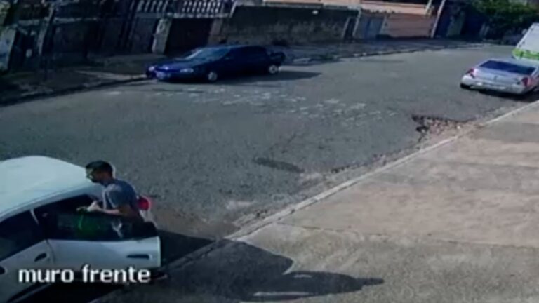 Arrependido Homem é flagrado furtando sacola dentro de veículo e 'devolvendo' minutos depois; veja