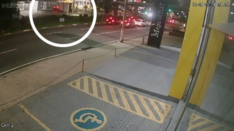 Câmeras flagraram momento em que caminhonete desgovernada invade concessionária; veja