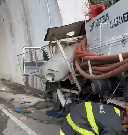 caminhão bate em túnel na floriano em campos