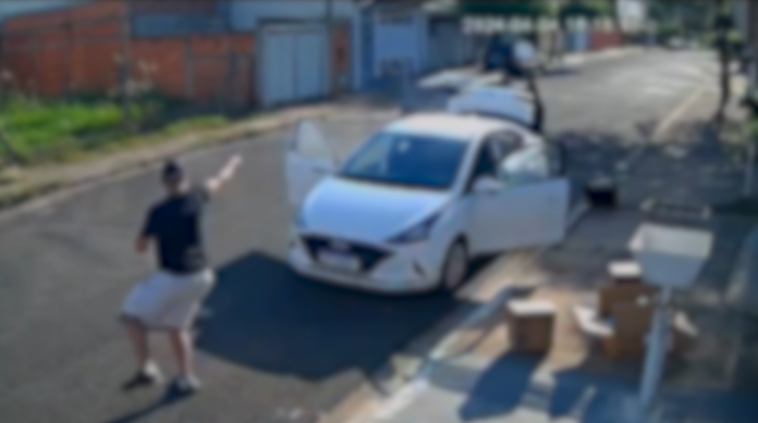 Criminosos rendem família dentro de carro estacionado e motorista reage