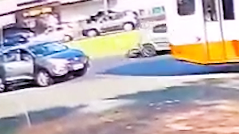 Vídeo flagra o momento em que carro supostamente arrasta motocicleta em acidente fatal no Centro