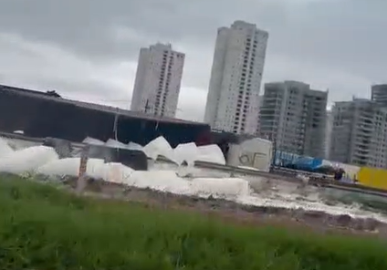 Casal e criança ficam feridos após caminhão com trigo tombar na Dutra