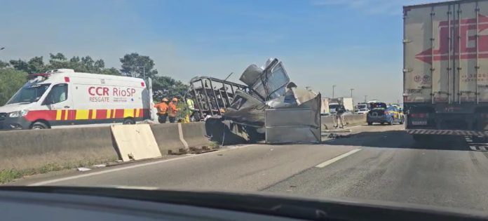 colisão carro e caminhonete sjc