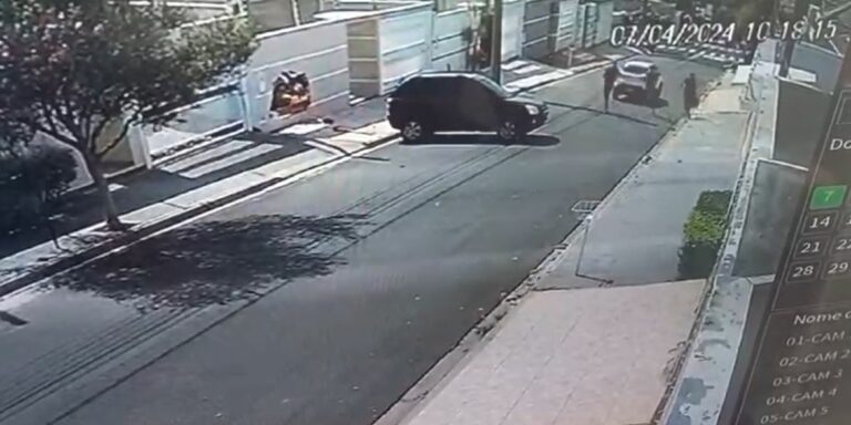 Mulher chega em casa durante furto e atinge carro dos assaltantes