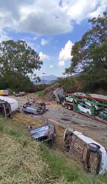 Acidente entre caminhões interdita Fernão Dias