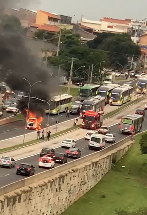 Kombi pega fogo e causa congestionamento na John Boyd