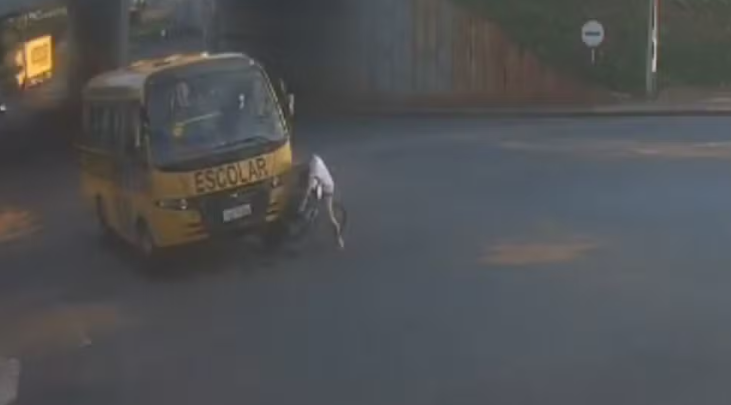 Grávida e filho de 4 anos em bicicleta elétrica são atropeladas por ônibus escolar