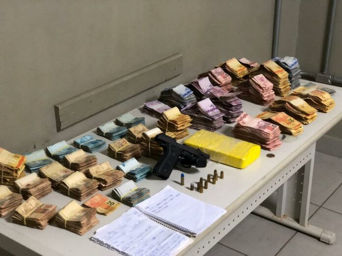 Carros-cofres com mais de R$150 mil reais são apreendidos; drogas e arma também foram localizadas Carros-cofres com mais de R$150 mil reais são apreendidos; drogas e arma também foram localizadas