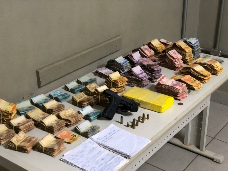 Carros-cofres com mais de R$150 mil reais são apreendidos; drogas e arma também foram localizadas