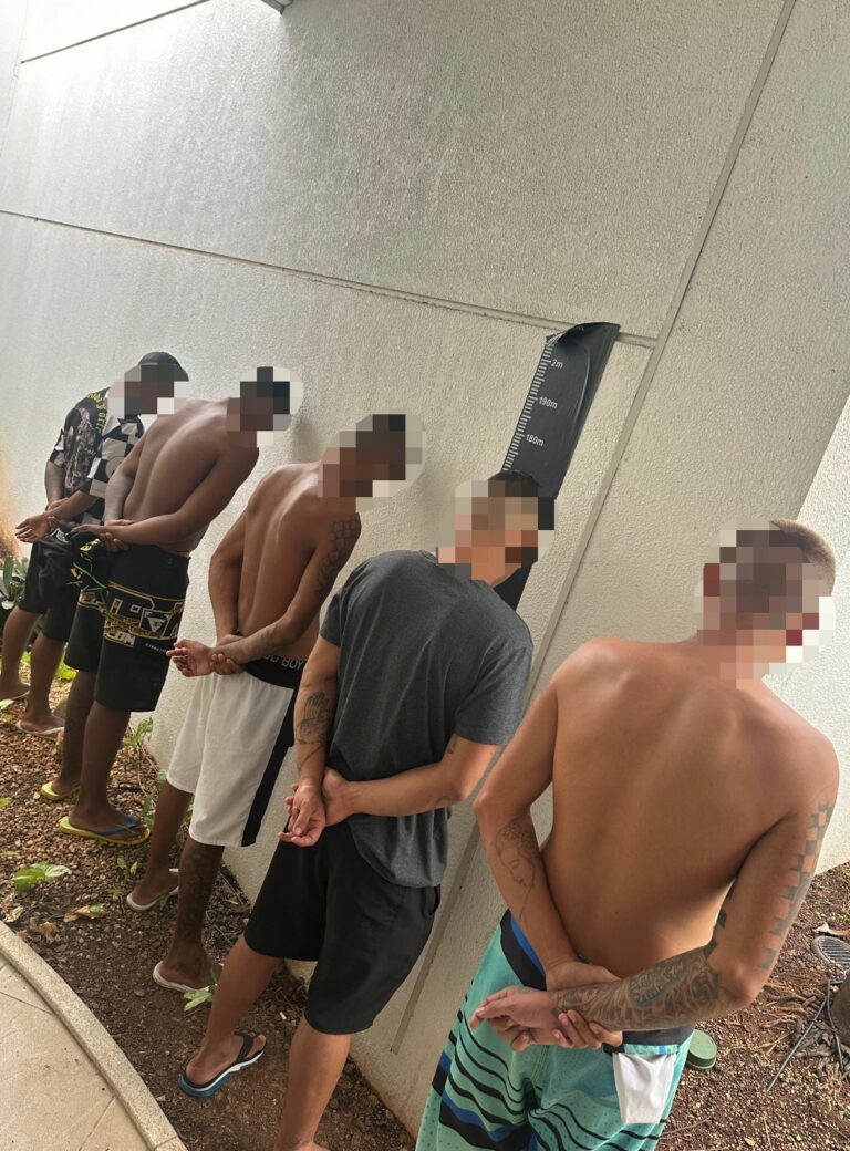 Cinco são presos por associação ao tráfico de drogas; um era procurado como integrante de uma facção criminosa