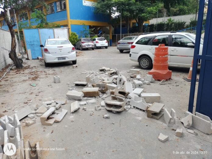 Comerciante é denunciado por jogar entulho com trator dentro de escola