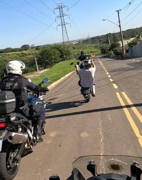Direção perigosa jovem é flagrado pela GCM empinando moto; veja