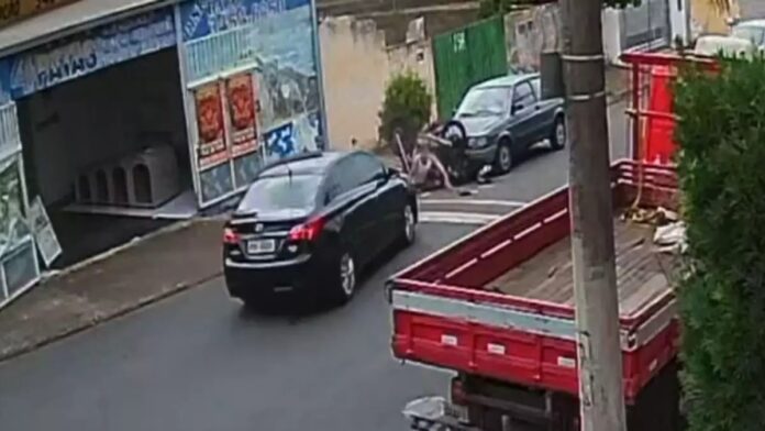 Dono de restaurante joga carro contra ex-funcionário e foge; veja o vídeo
