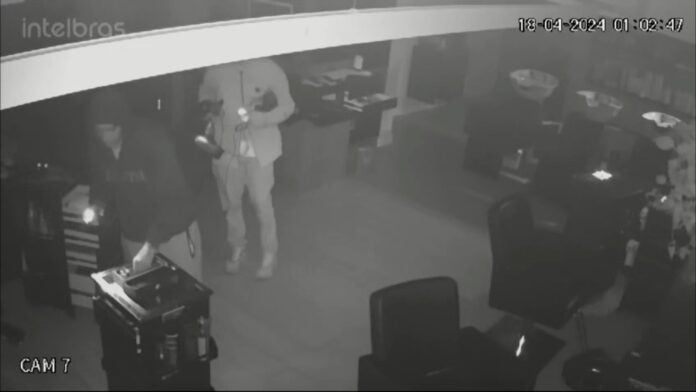 Dupla invade salão de cabeleireiro, leva equipamentos e produtos e deixa prejuízo de R$6 mil