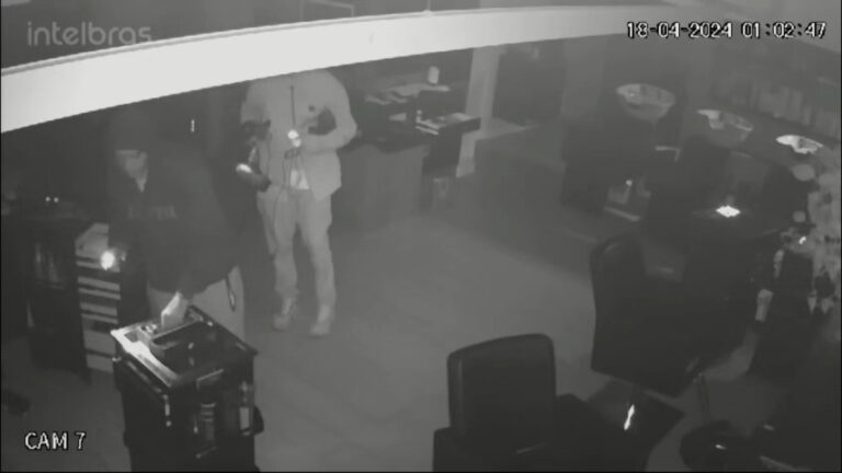 Dupla invade salão de cabeleireiro, leva equipamentos e produtos e deixa prejuízo de R$6 mil