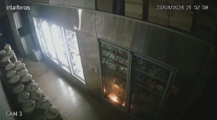 Estabelecimento tem princípio de incêndio, proprietário vê pelas câmeras e consegue evitar o pior