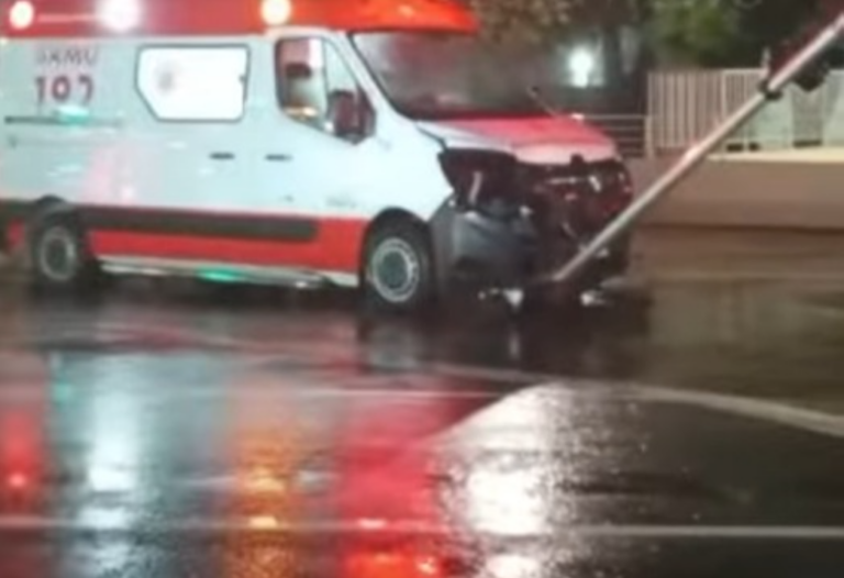 Na av. Independência, motorista perde o controle e ambulância do SAMU atinge poste de sinalização