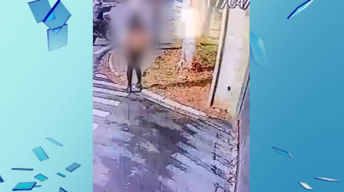 Flagrante! Mulher é vítima de assalto em ponto de ônibus