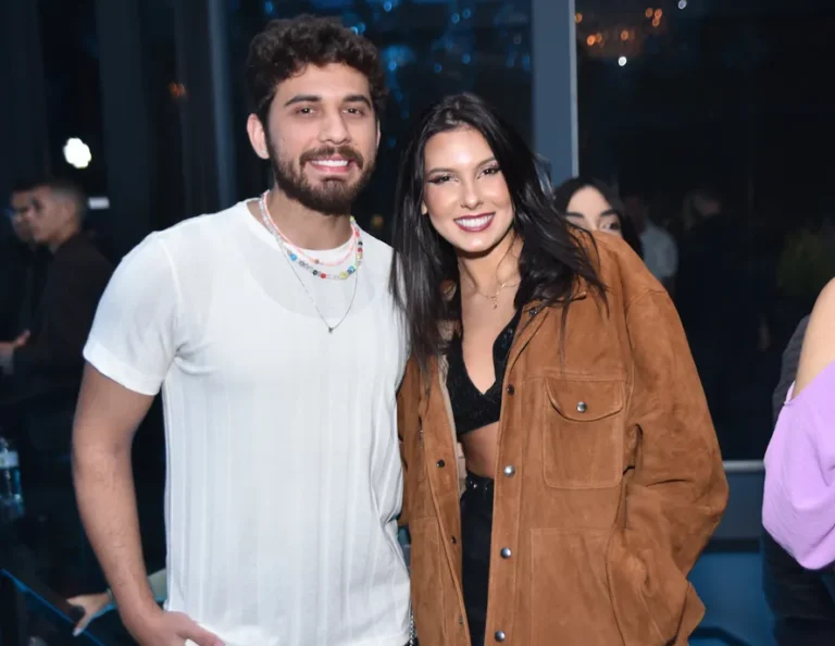 Ana Castela e Gustavo Mioto são vistos aos beijos em festa