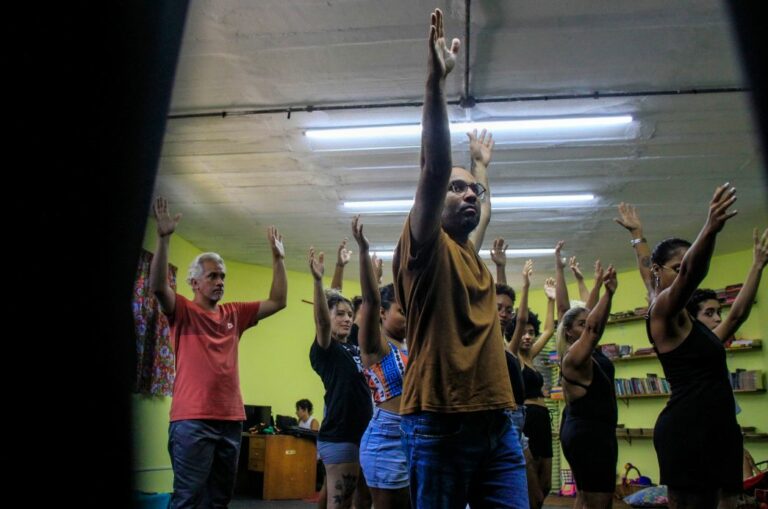 Projeto ‘Teatro Eco’ capacita arte-educadores ambientais com aulas no manguezal em Cubatão