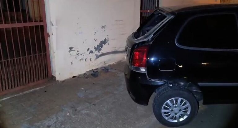Homem foge com carro roubado durante tentativa de abordagem e provoca acidente