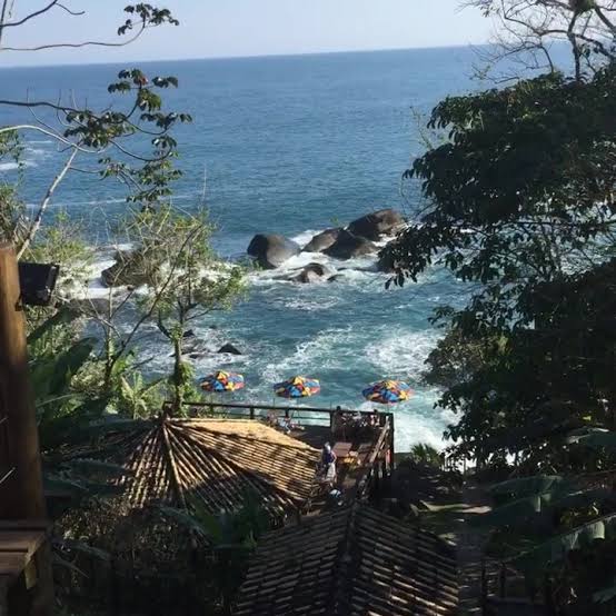 Barco com três tripulantes desaparece no mar em Ilhabela; corpo de um idoso foi encontrado