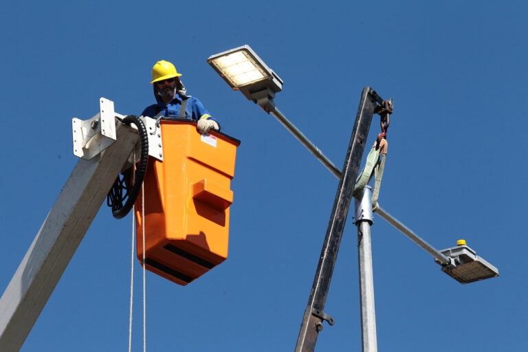 Prefeitura emite notificação à empresa de iluminação pública após novo atraso