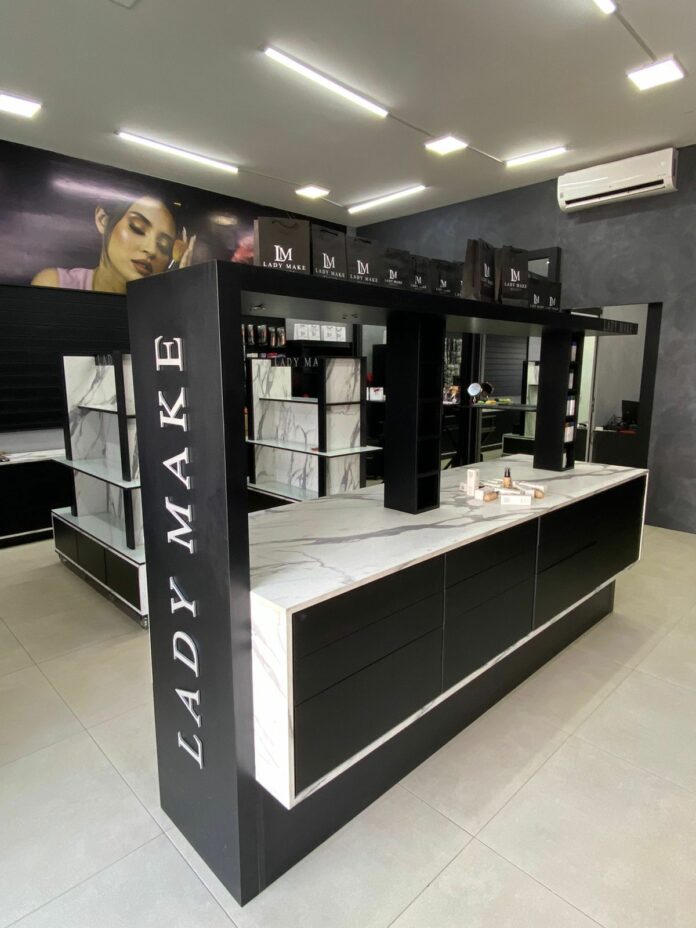 Loja de cosméticos tem todo estoque levado e proprietária contabiliza prejuízo de R$6 mil Loja de cosméticos tem todo estoque levado e proprietária contabiliza prejuízo de R$6 mil